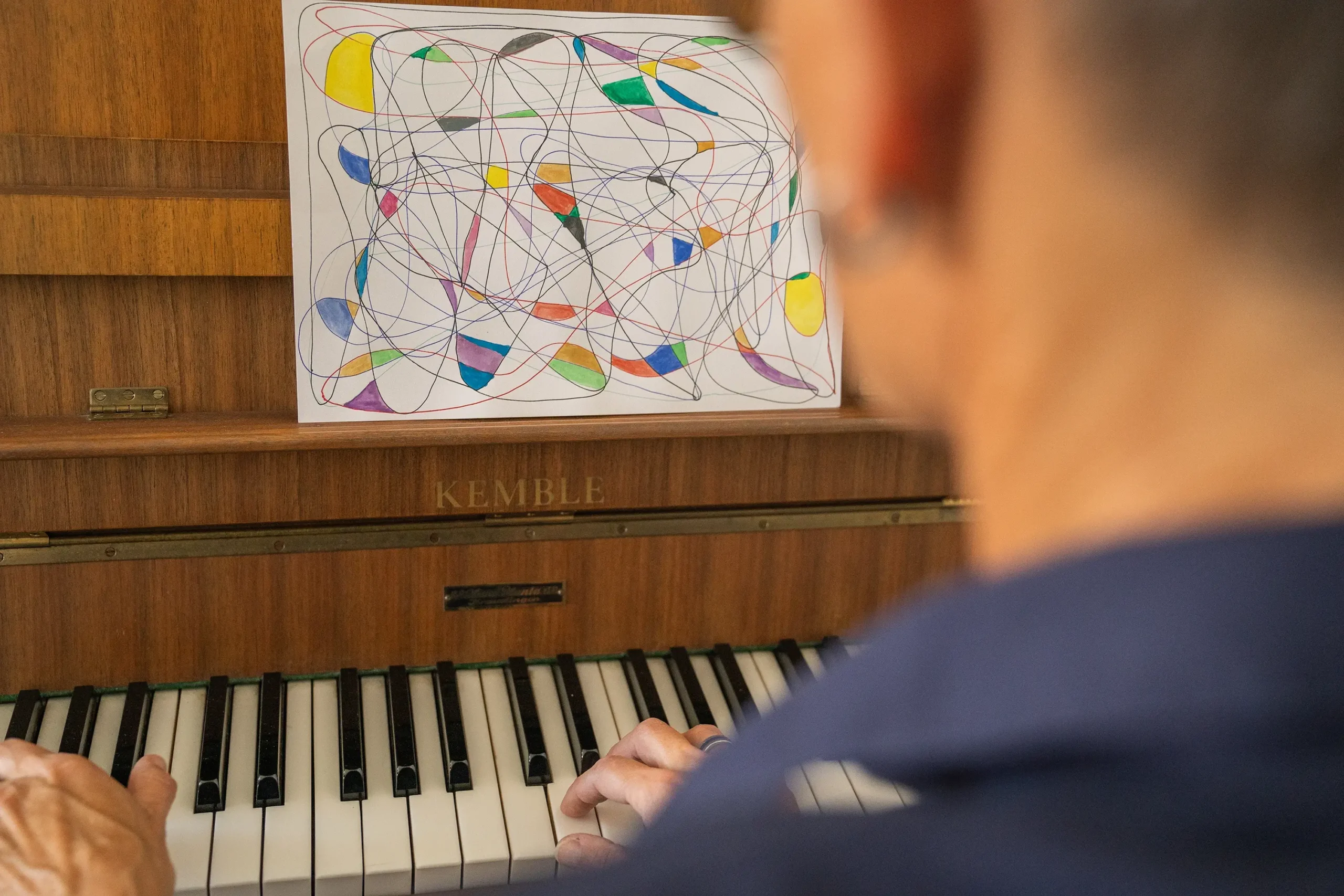 Klavierspielen Claudia Hasler Intermediale Kunsttherapie